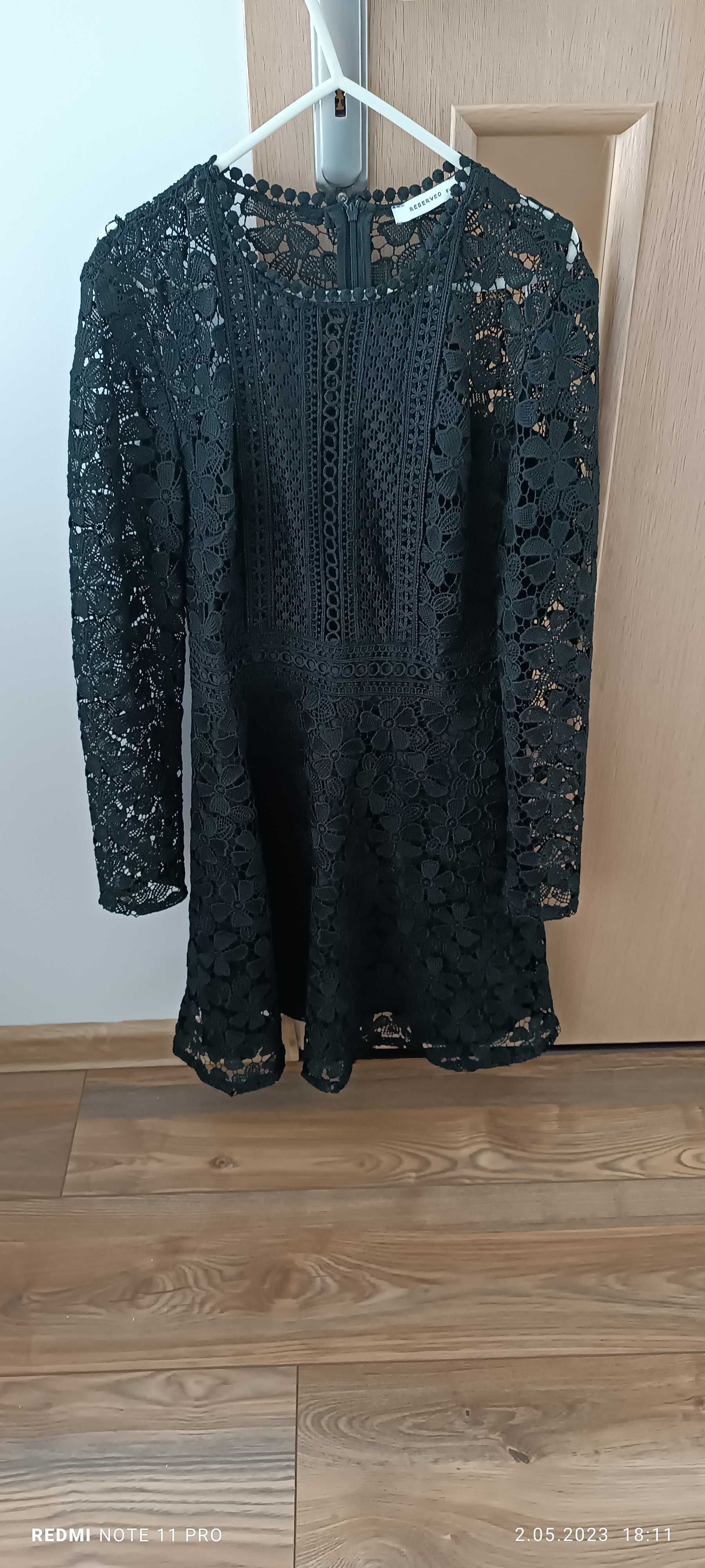 Sukienka czarna z gipiury