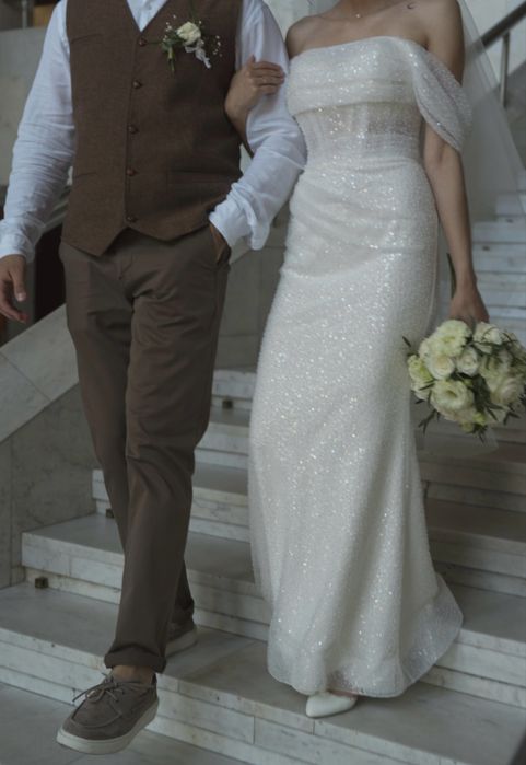 Біла весільна сукня