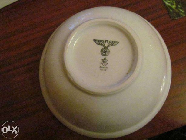 Продаётся старинная немецкая фарфоровая тарелка 1942 года. Салатник.