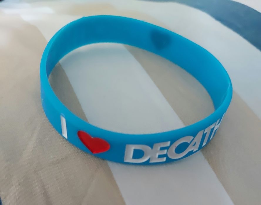 Opaska silikonowa I love Decathlon z czerwonym sercem pasjonat marki