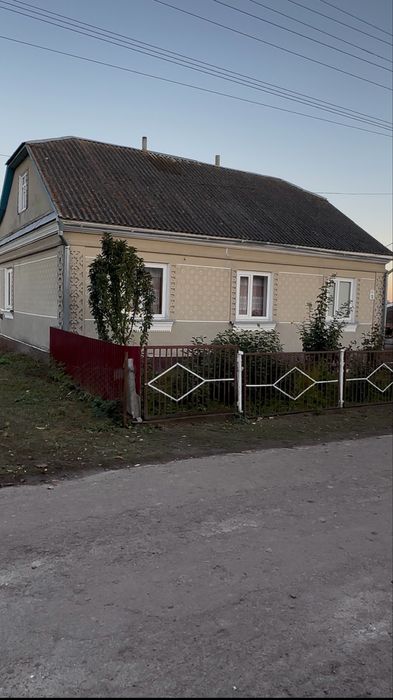 Продам житловий будинок з земельною ділянкою