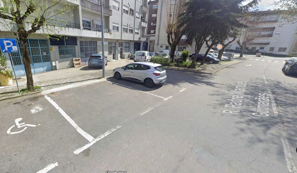 Armazém com escritório, acesso direto a rua e pé direito alto.