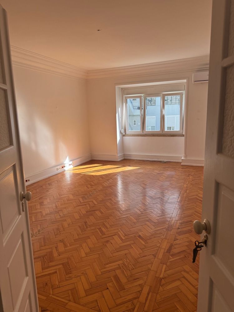 Arrendamento Apartamento T10 Rua Castilho
