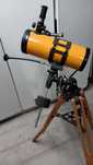 Telescópio reflector newtoniano com montagem equatorial - Skymaster