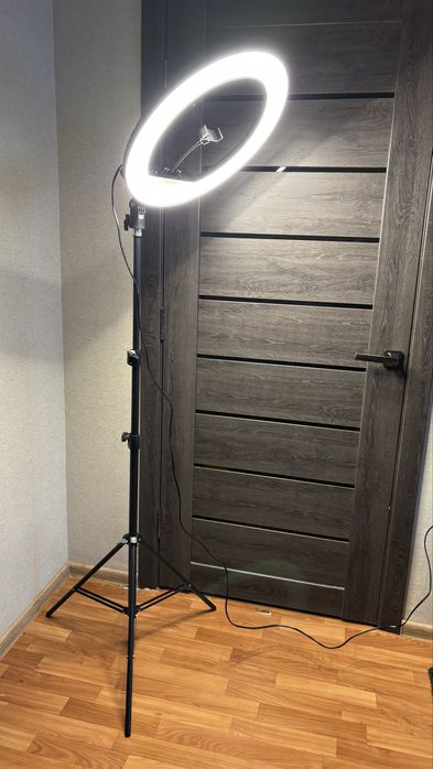 Кольцевая лампа напольная