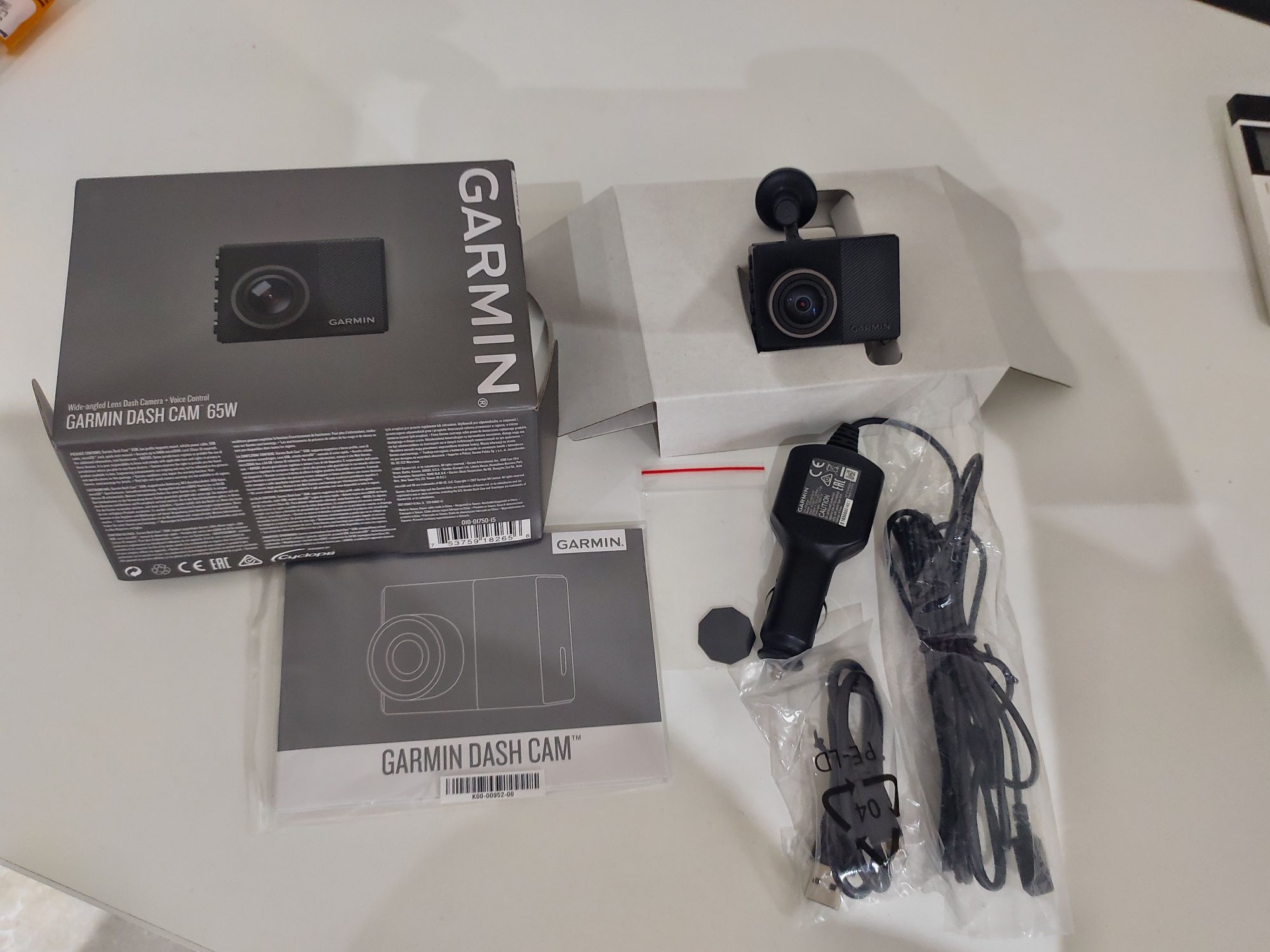 Відеореєстратор Garmin Dash Cam 65W