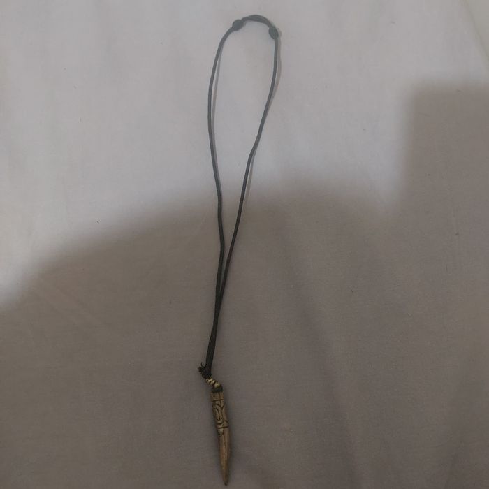 Colar com fio preto e ponta de metal