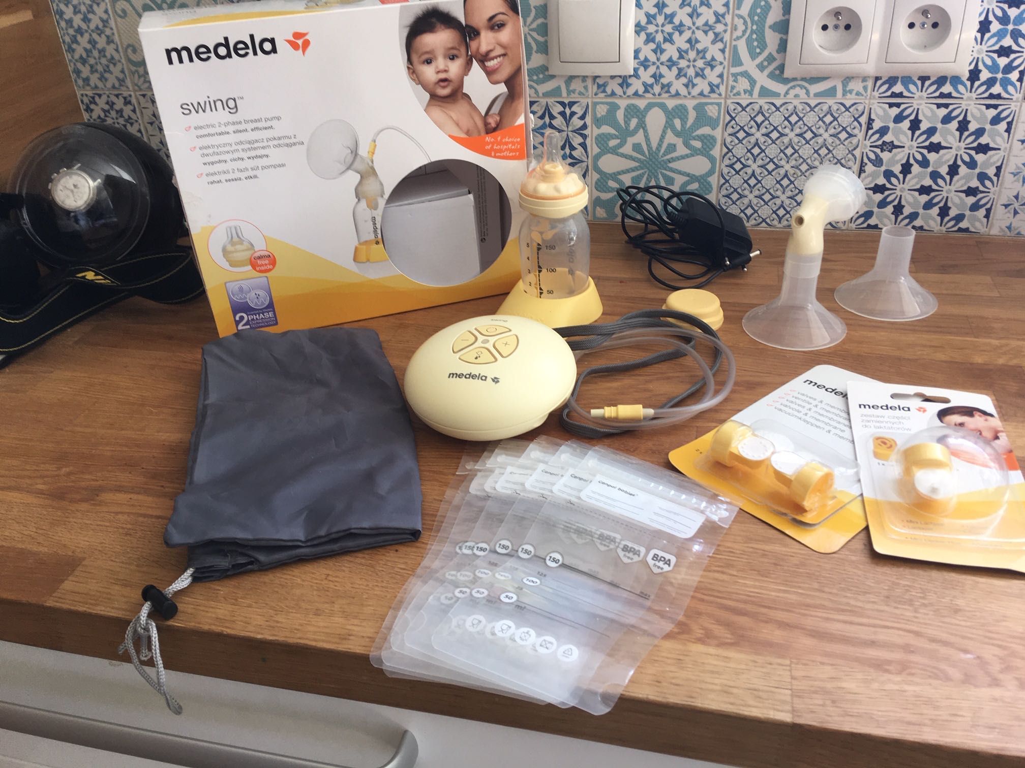 Laktator Medela Swing + dodatki