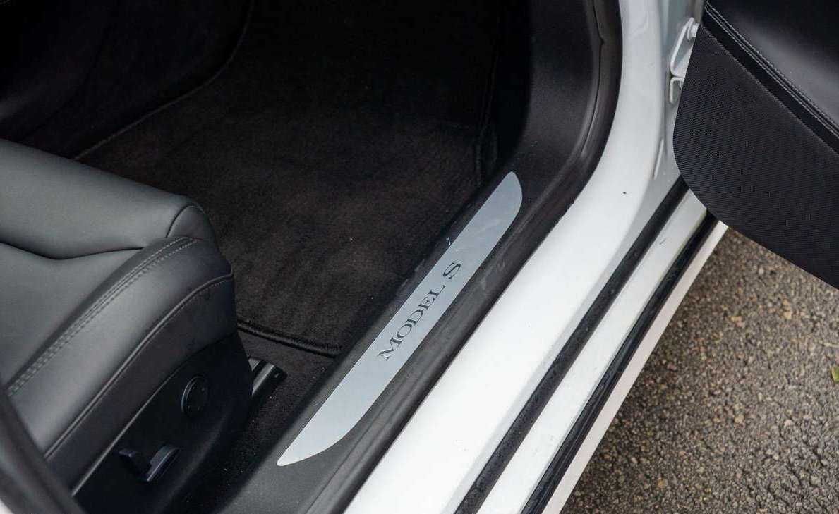 Tesla model s 2018 року