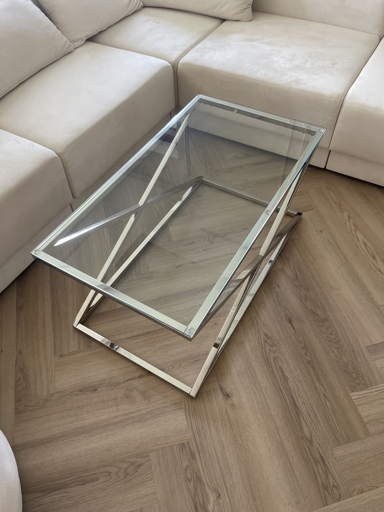Szklany srebrny stolik w stylu glamour