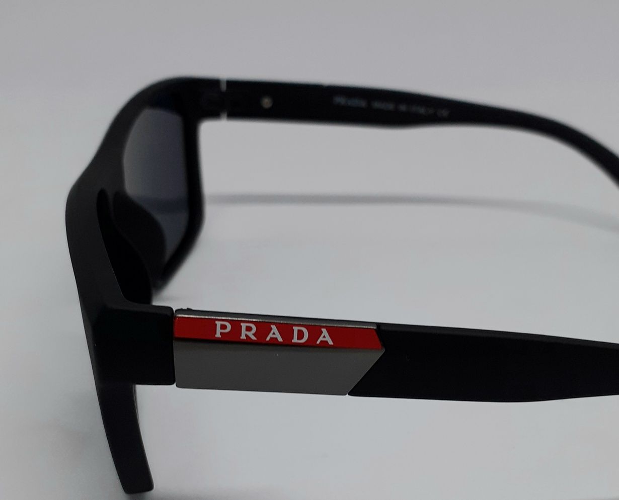Брендовые хитовые мужские очки черный мат с красными вставками поляриз