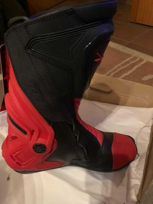 Botas novas para mota de pista