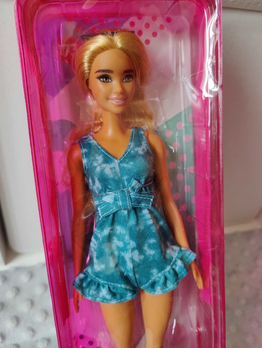 Lalka barbie Fashioistas 173 blondynka w niebieskim kombinezonie