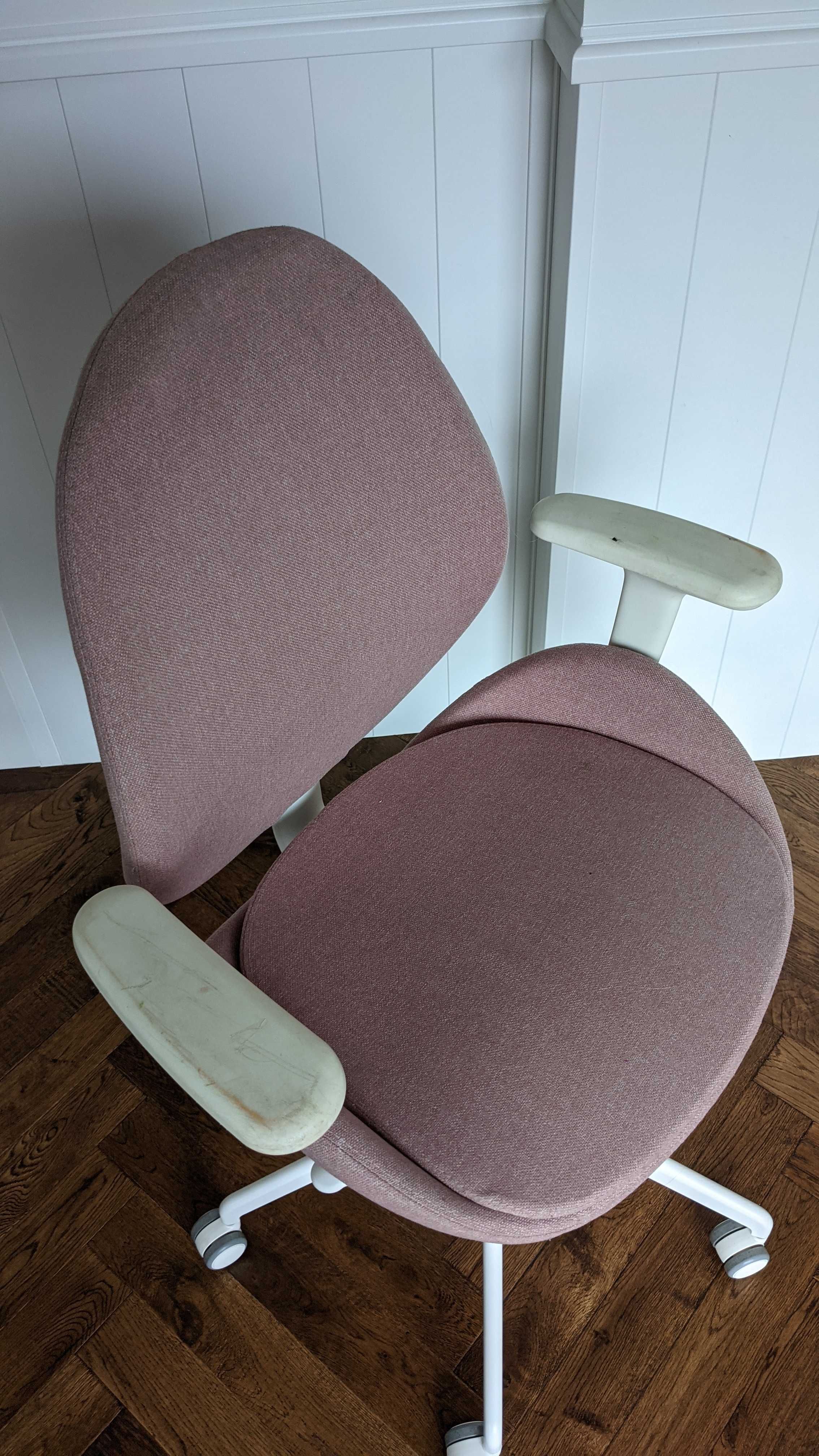Krzesło biurowe fotel biurowy z podłokietnikami HATTEFJÄLL IKEA różowe