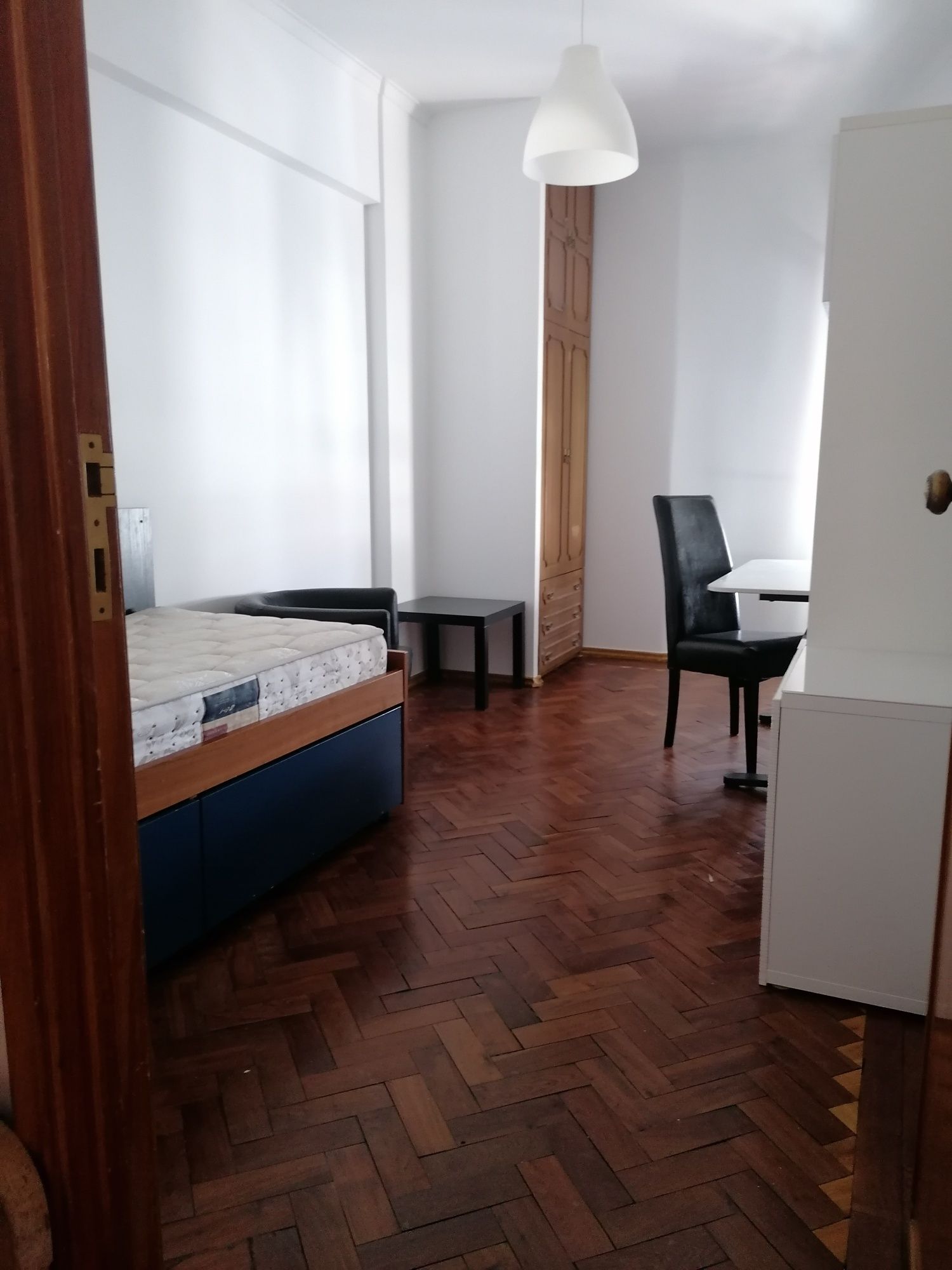 Partilho apartamento com jovens profissionais ou estudantes
