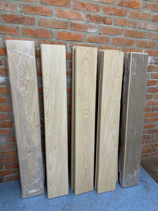 Ламінат Quick-Step Majestic 9,5 мм Дуб лісовий, світло-сірий MJ3547