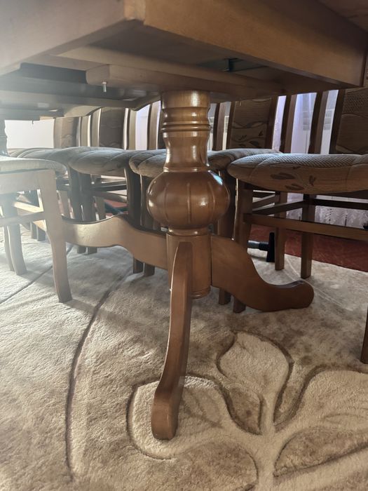 Stół z krzesłami.