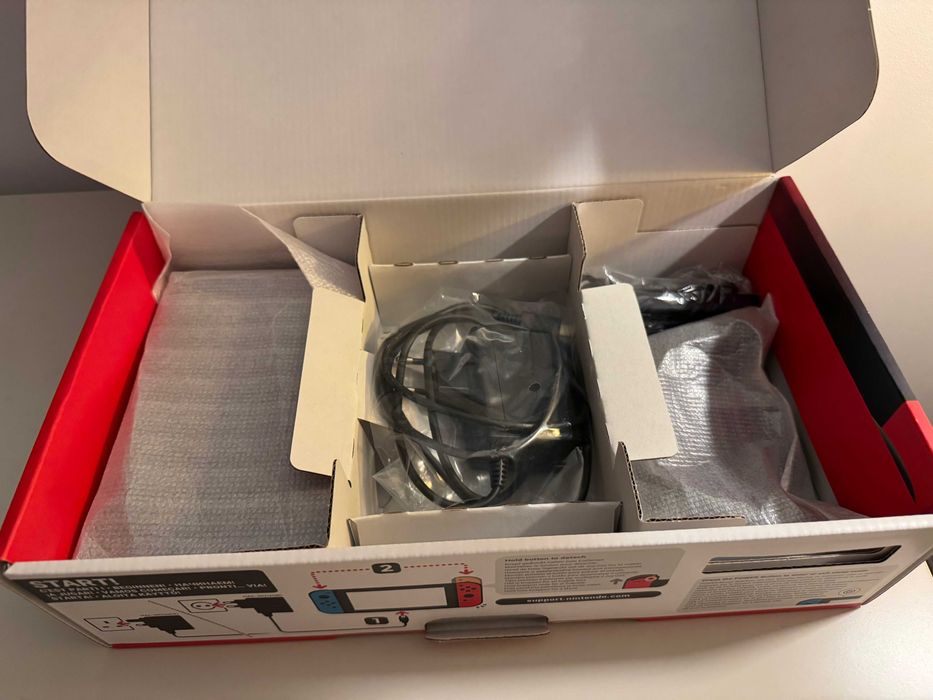 Nintendo Switch (1) + 2x Bolsa/Estojo de Viagem