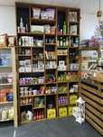 Высокий стеллаж, стенка, деревянные полки, мебель для кофейни
