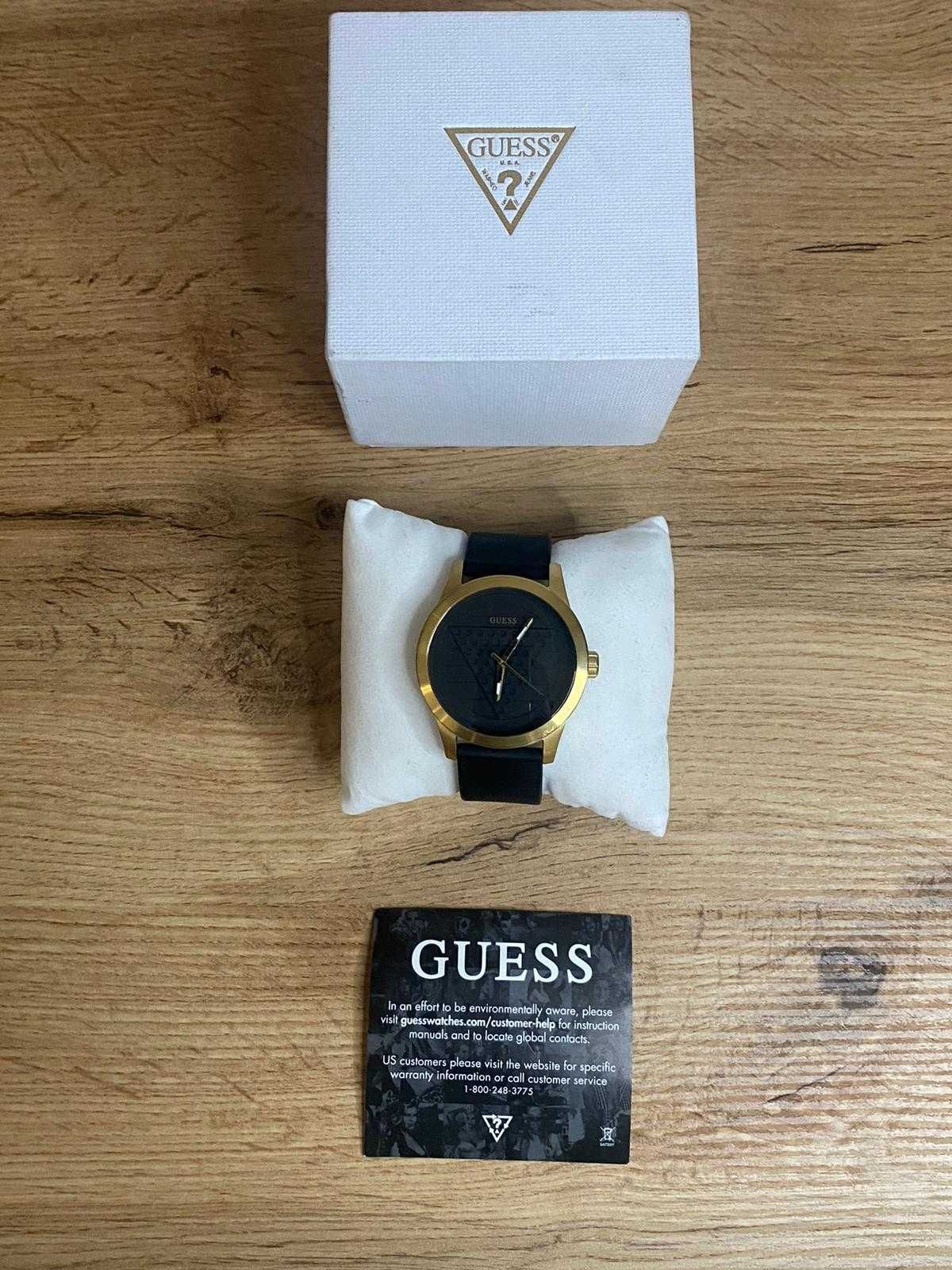 złoty męski zegarek na czarnym silikonowym pasku Guess GW0200G1
