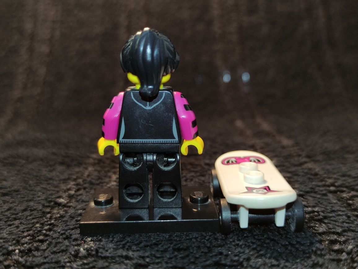 Lego Minifigurka Dziewczyna skater