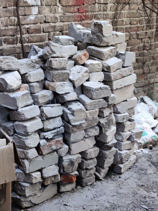 Отдам кирпич, бут