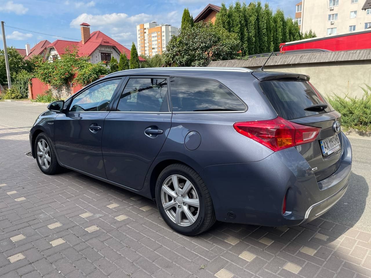 Продам Toyota Auris hybrid universal 2014