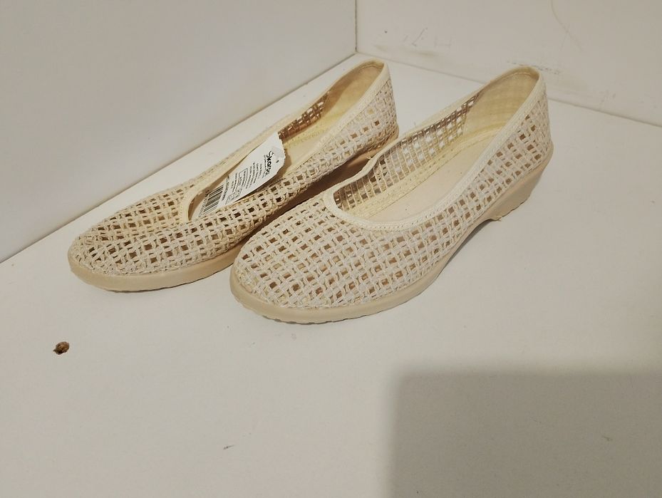Buty damskie białe i czarne .