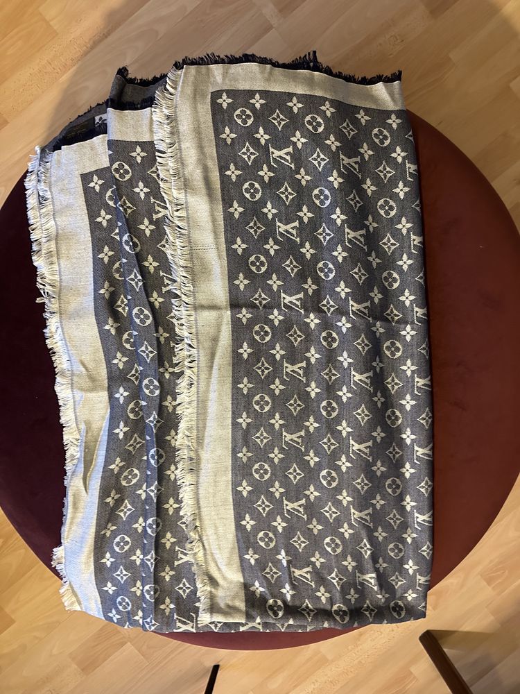 Louis vuitton chale monogram denim