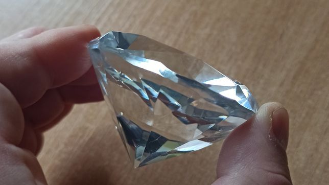 Szklana ozdoba na kształt brylantu jak kryształ