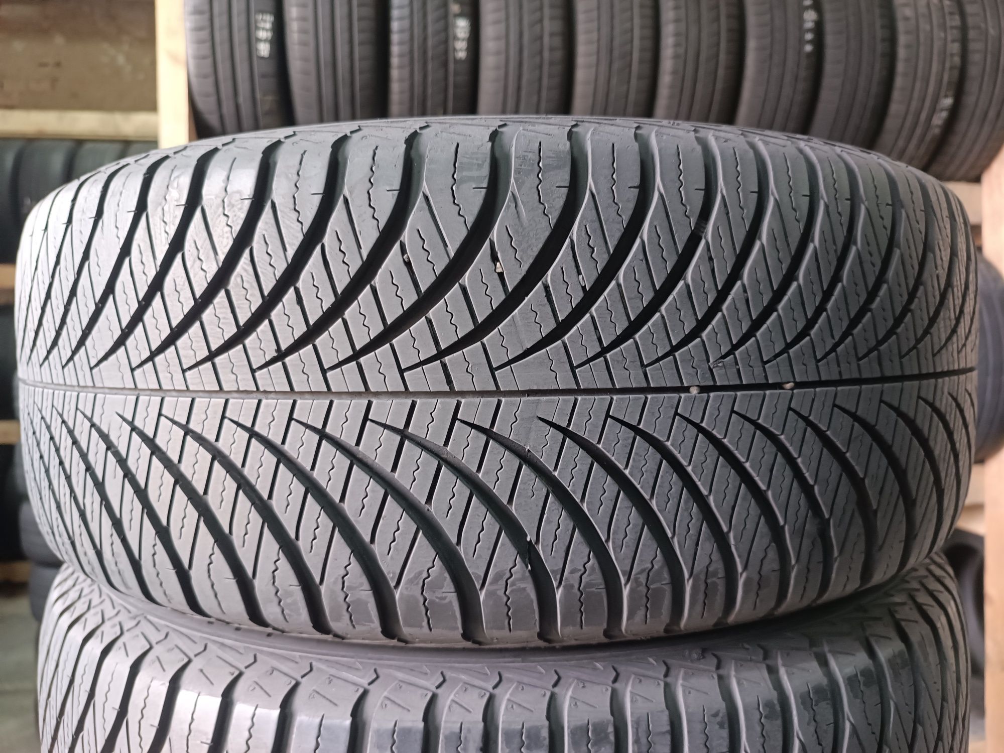 Всесезонні шини GOODYEAR 235/55 R17 резина Р17