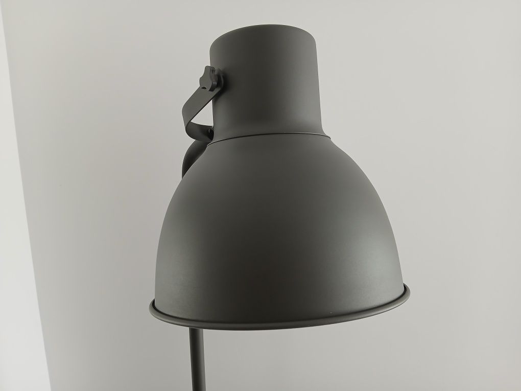 Lampa Hektar stojąca