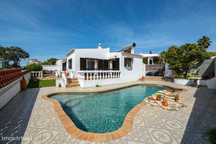Moradia T2 com piscina e vista mar na Luz