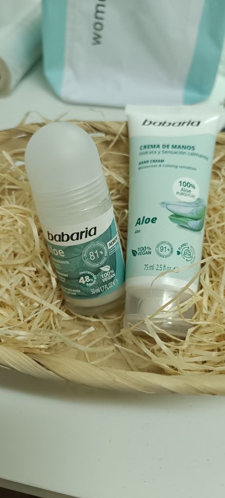 Cesta com creme de mãos e desodorizante Bavaria. Novo