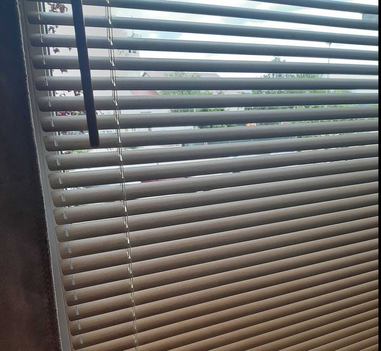 Żaluzja aluminiowa naokienna w kolorze drewna