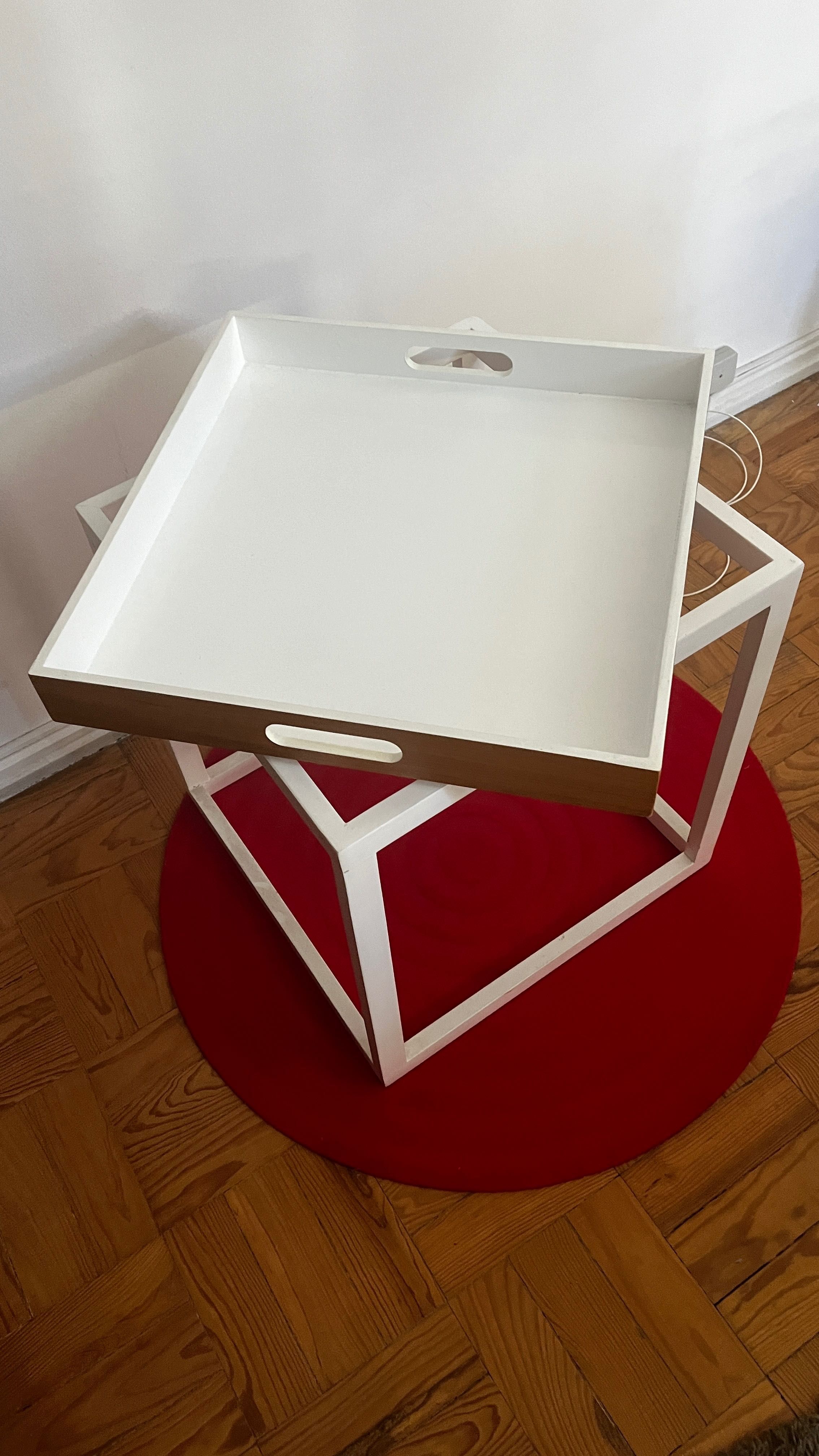 mesa de centro com o seu tabuleiro móvel