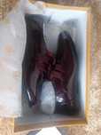 Sapatos brilhantes bordoux