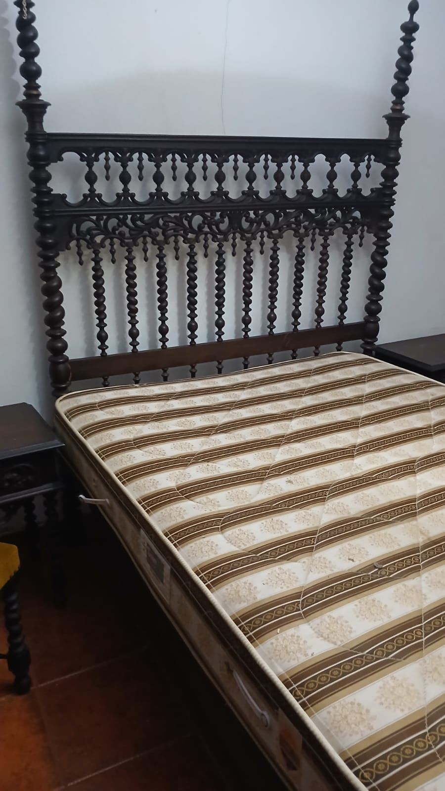Quarto usado para venda cama, duas mesas de cabeceira, cómoda, espelho
