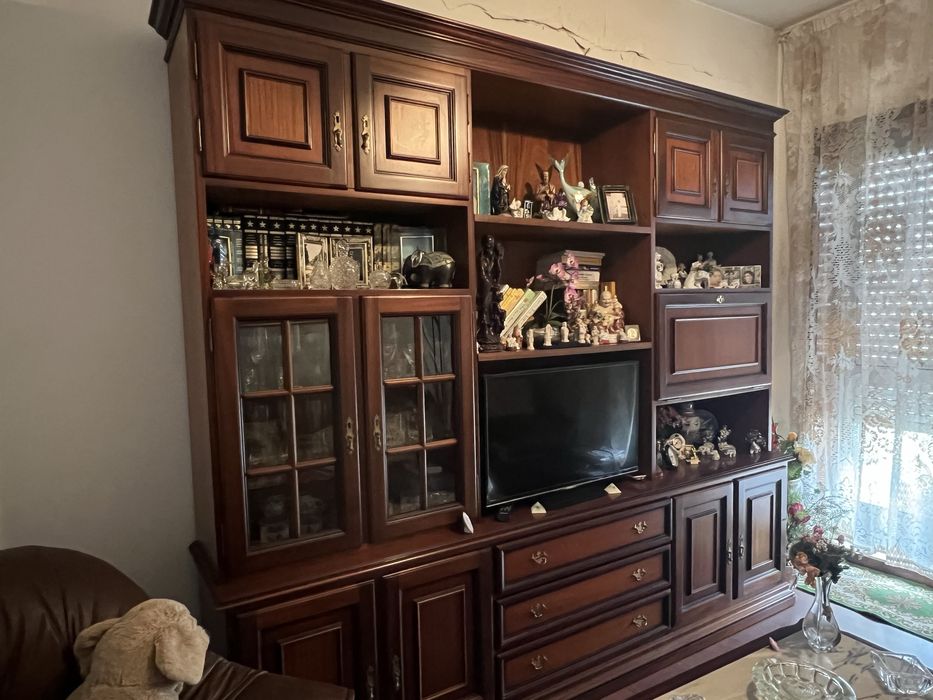 Sala de estar completa, terno de sofás, mesa centro e de apoio, e tv