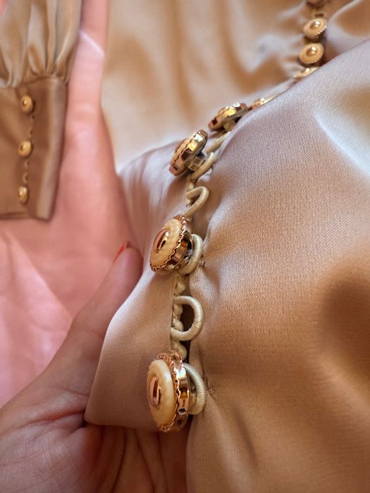 Дизайнерська шовкова сукня з розкішними ґудзиками, нова