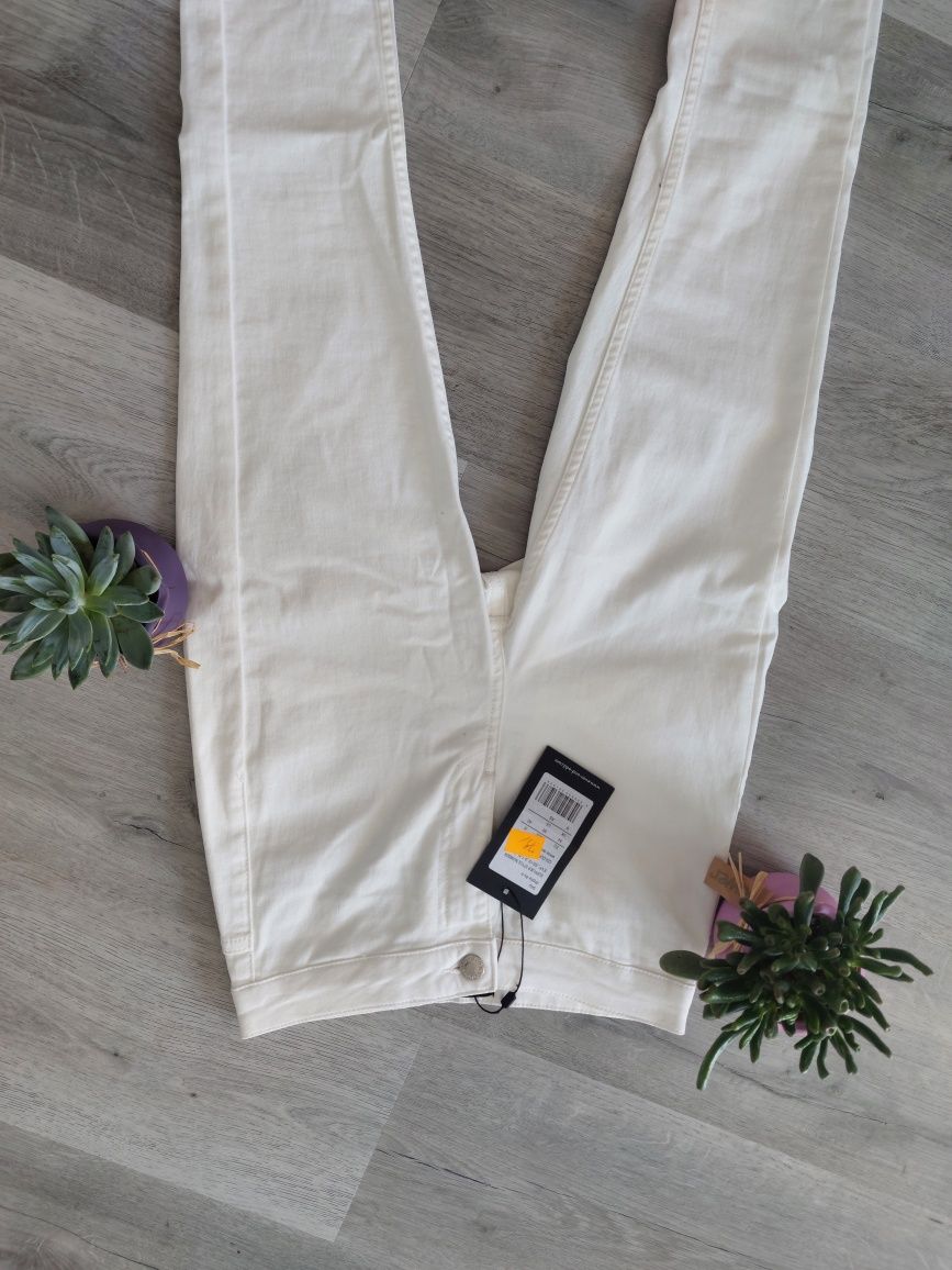 K2-31. Klasyczne białe spodnie skinny rurki jegginsy wysoki stan r. 34