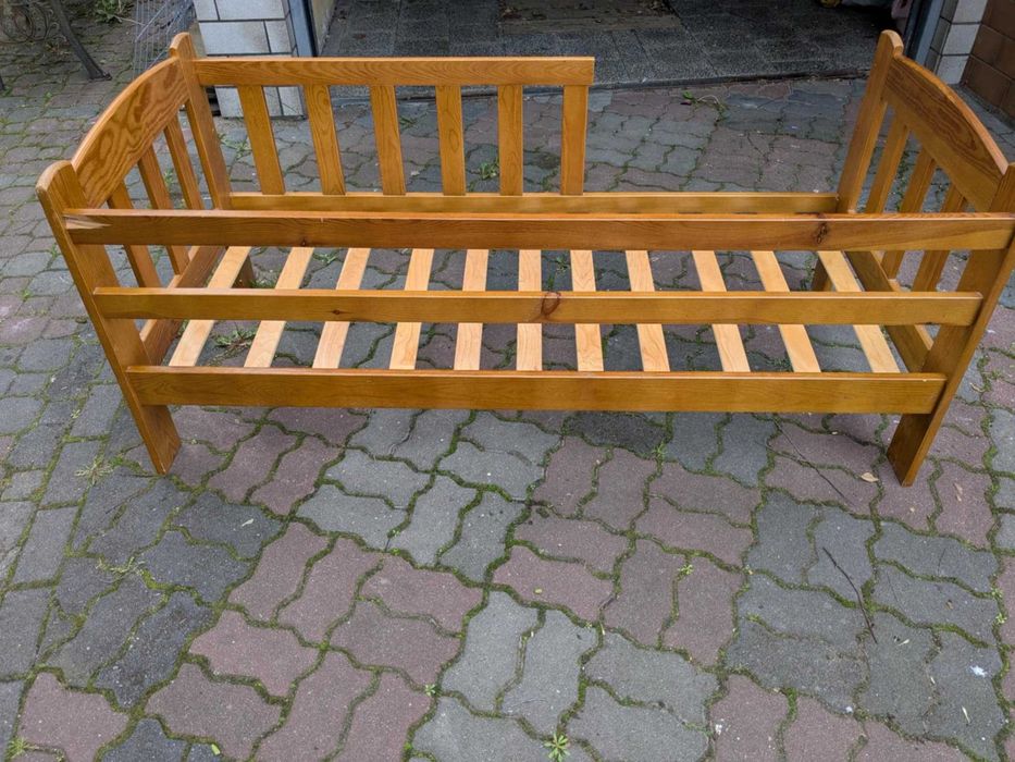 Łóżeczko dzieciece i przewijak