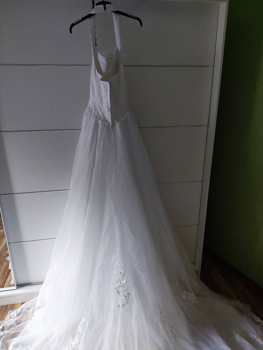 Suknia ślubna z kołem i trenem