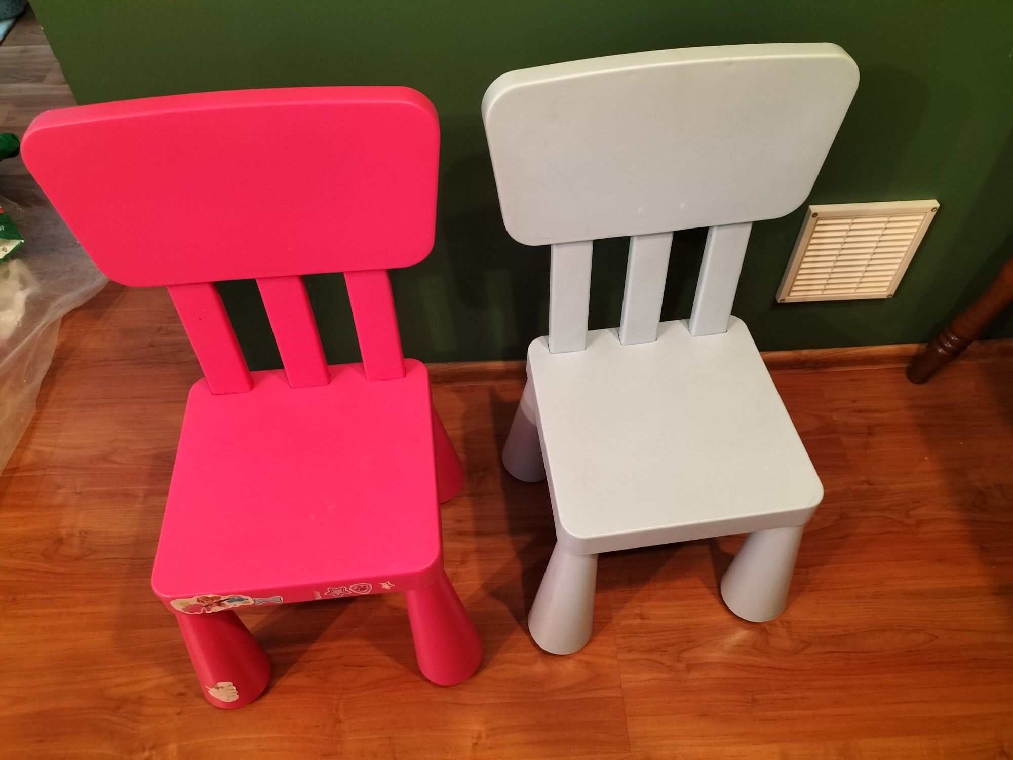 Stolik dziecięcy Ikea Mammut plus dwa krzesła