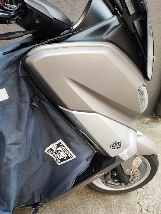 Pokrowiec Tucano Urbano do Yamaha Nmax na nogi