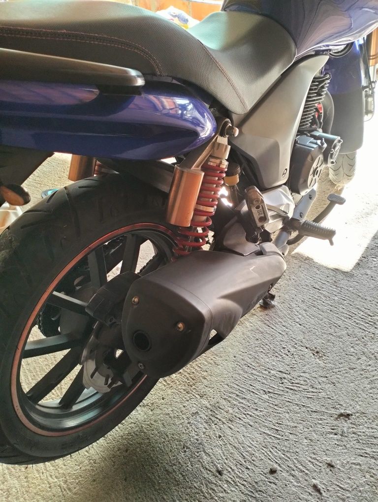Mota Keeway RKV 125 + Capacete + Mala traseira