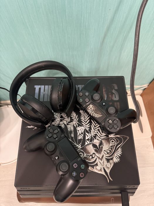 Ps 4 pro 1 tb с двумя джостиками и наушниками от ps4