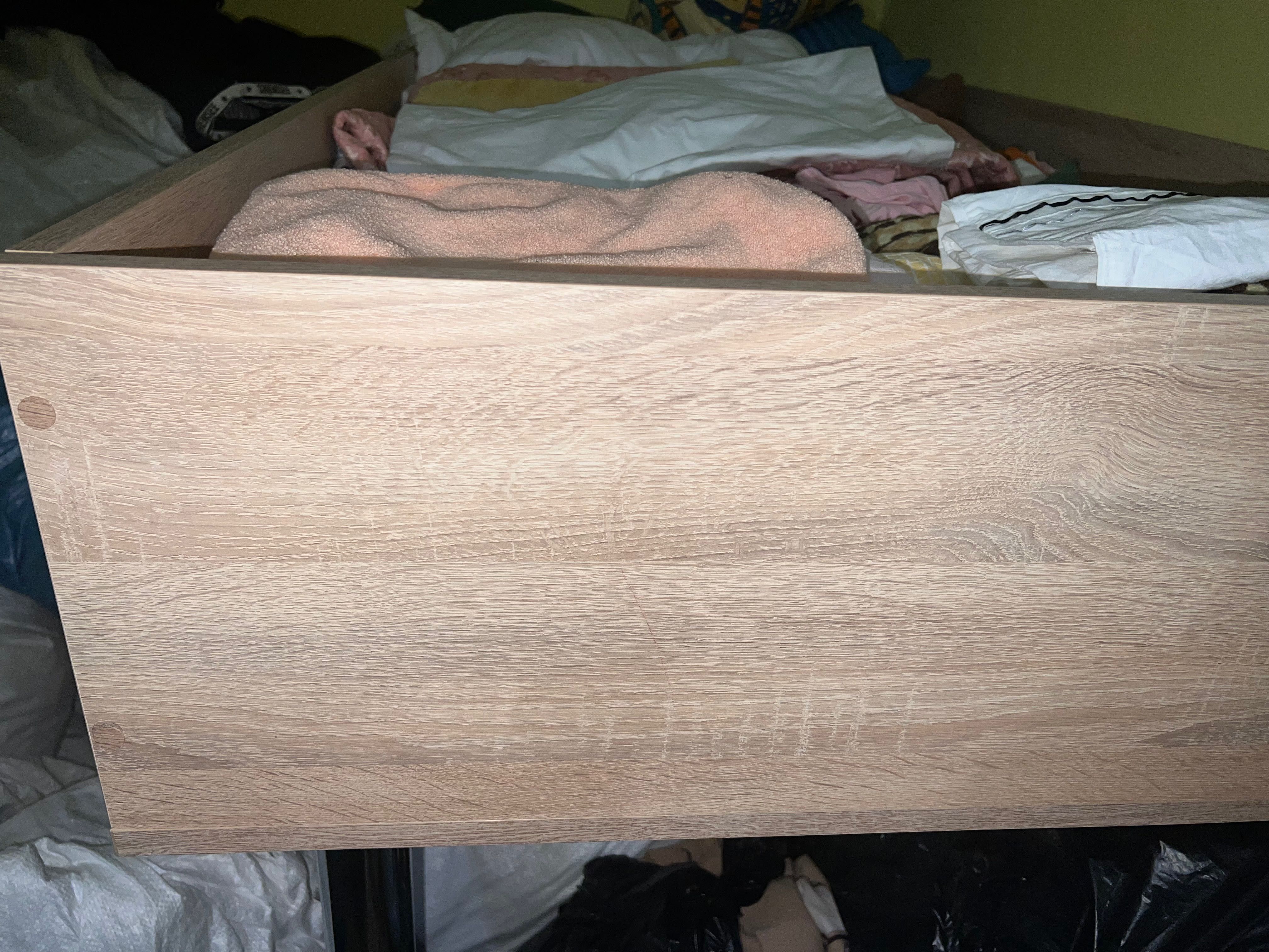 Stół do sklepu z tanią odzieżą lumpeks wyprzedażowy