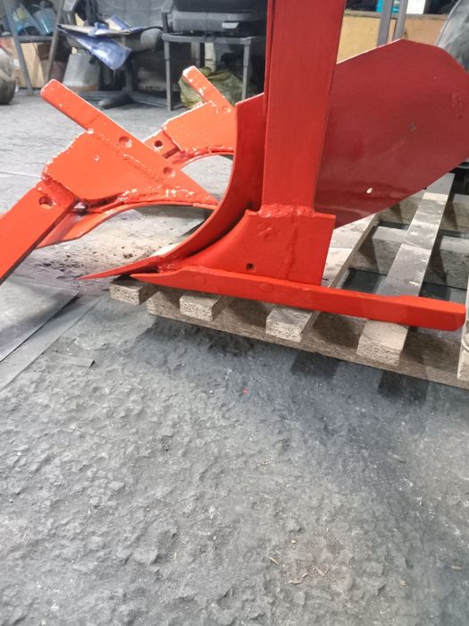 Плуги для тракторів