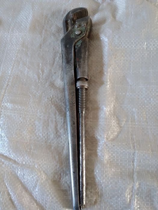 Великий розводний гаєчний ключ.